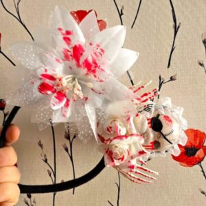 Vincha Halloween CABEZA DE MUÑECA CON PARCHE CON FLOR BLANCA SANGRIENTA